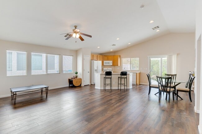 Building Photo - CHARMING 2 BEDROOM HOME IN GATED COMMUNITY...