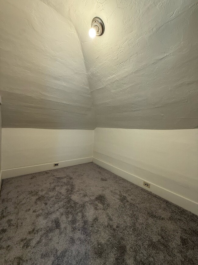 Building Photo - 215 W 5th St