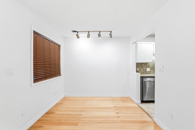 Building Photo - Desirable Lake Oswego Condo 1Bed/1Bath - Mt Park