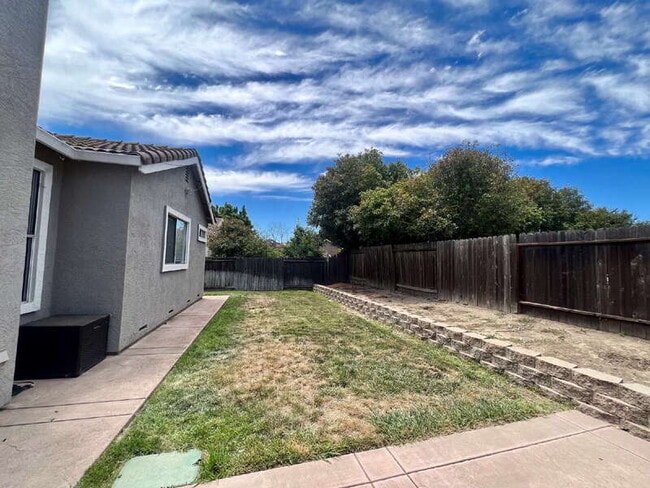 Building Photo - 1605 Paseo Flores Dr