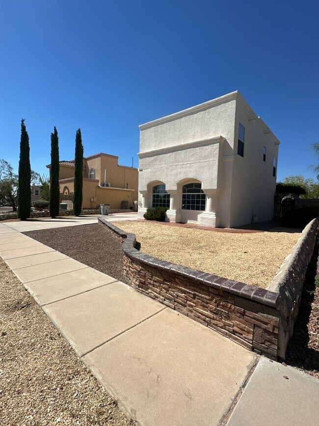 Building Photo - 7461 Plaza Redonda Dr