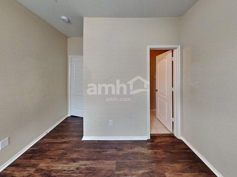 Building Photo - 9056 Weller Ln