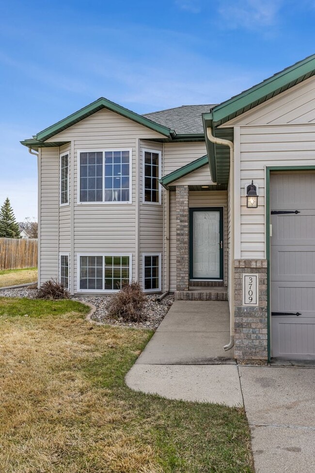 Building Photo - Spacious & Stylish 4-Bedroom Home in West ...