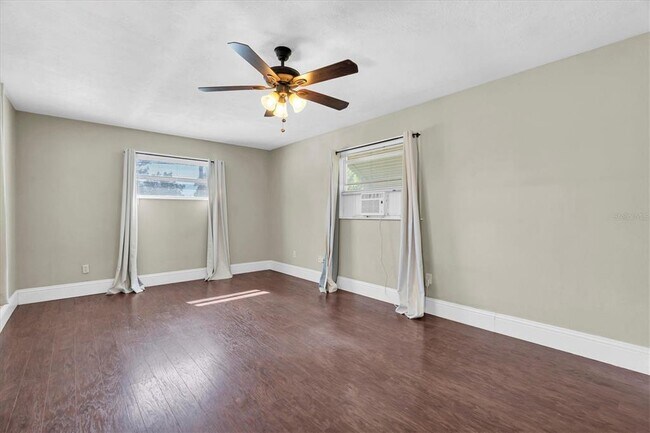 Building Photo - 618 Glenoak St N