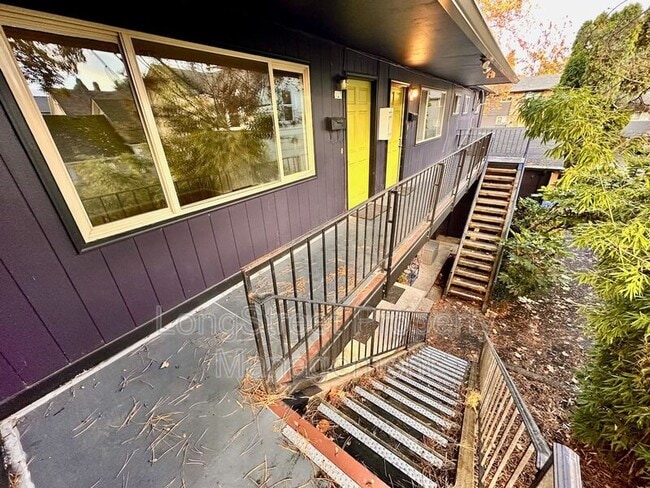 Building Photo - 127 SE 30th Pl