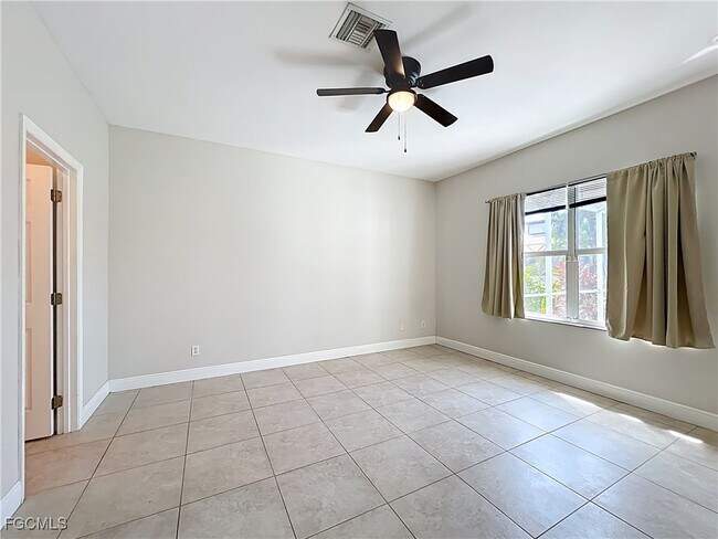 Building Photo - 4930 SW 25th Ct