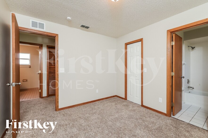 Building Photo - 329 Edgewood Ct