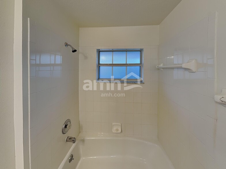 Building Photo - 4611 Treasure Cay Rd