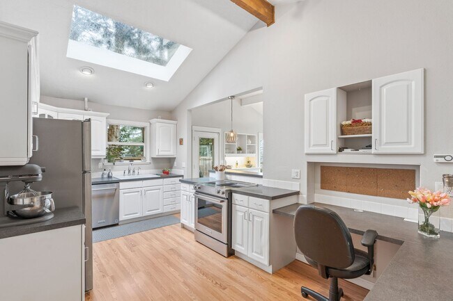 Building Photo - FURNISHED! Exquisite 3-Bedroom Furnished H...