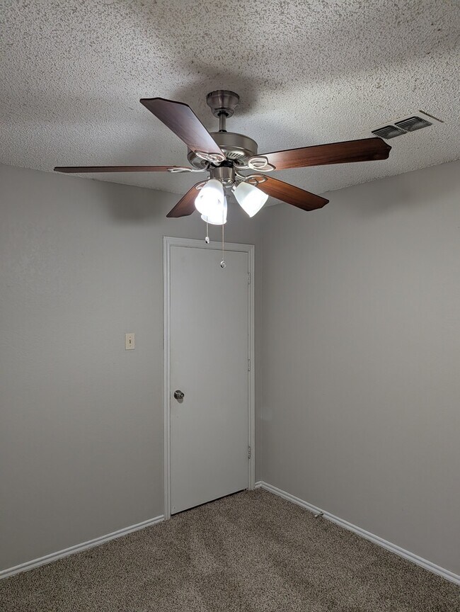 Building Photo - 1909 Willow Vale Dr