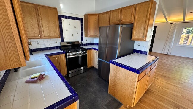 Building Photo - Mission Fields Home, 3 bedroom 2 bath, Fire Place, large fenced yard, 2 car garage fully finished...