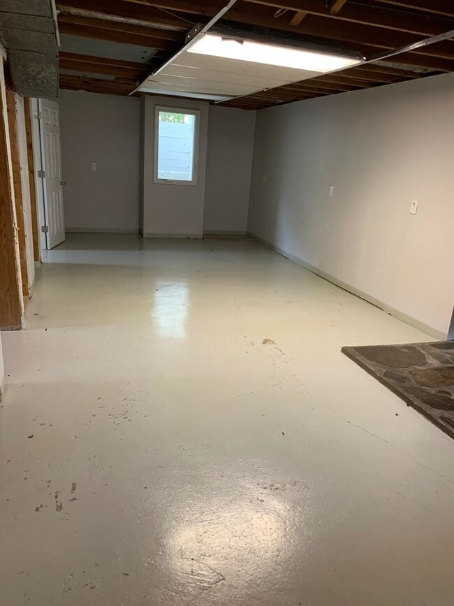 Building Photo - 3 Bedroom, 1 Bath House for Rent