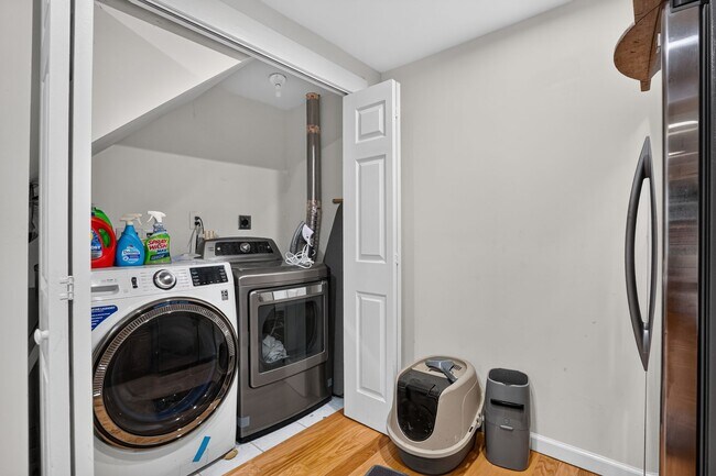 Building Photo - 4725 Springbrook Dr