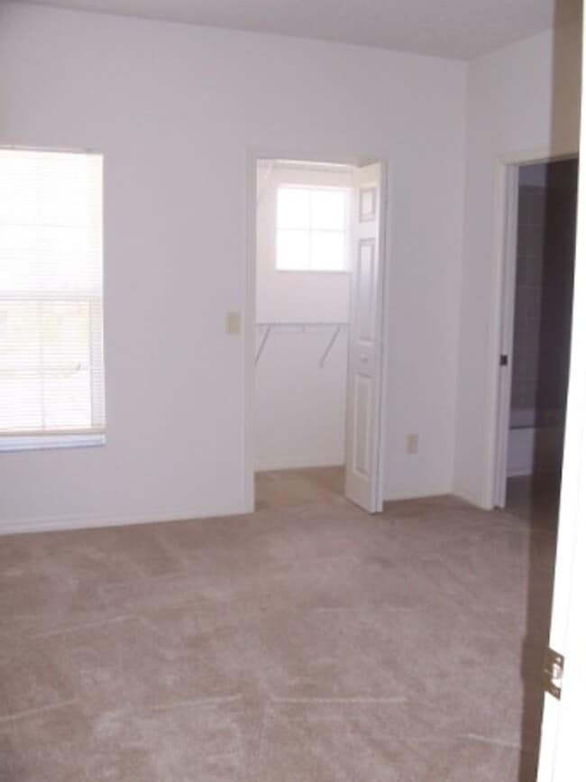 Building Photo - Brentwood Townhome with Social Membership