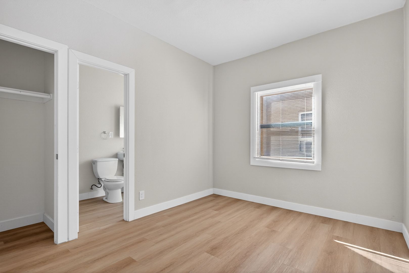 Building Photo - 915 Cherry Ave