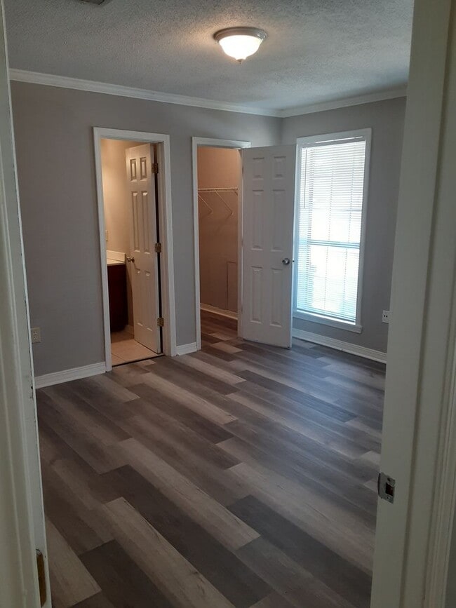 Building Photo - 2 Bed/2 Bath