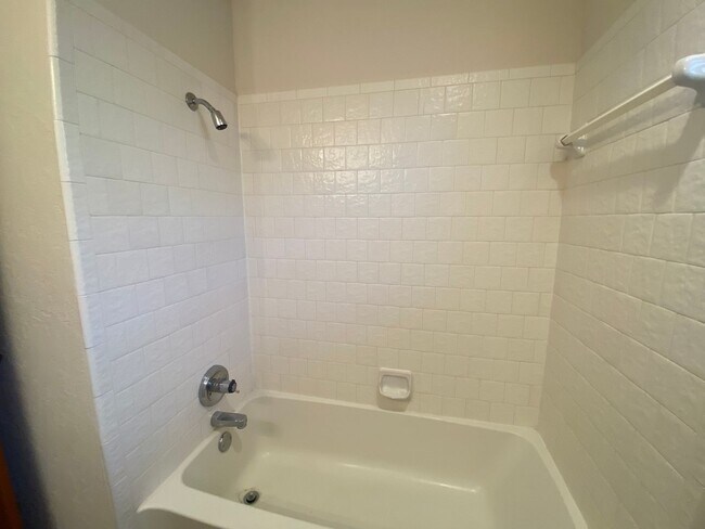 Building Photo - Edmond Schools - Newly Renovated 3 bedroom 2 bath