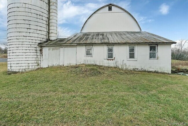 Building Photo - 492 Black Meadow Rd