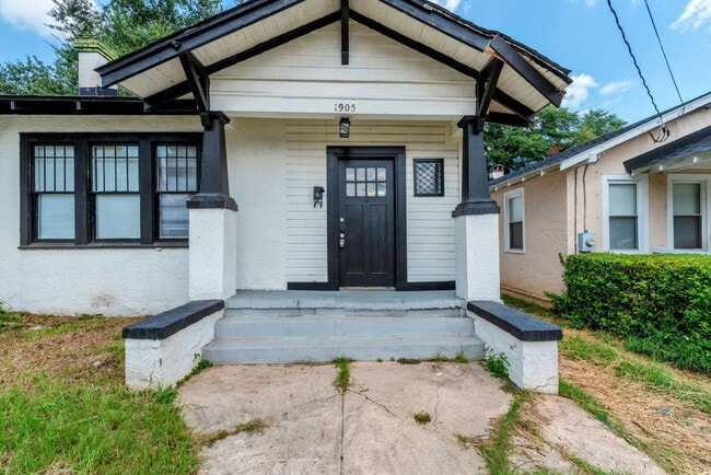 Building Photo - $1500 - 3 bed/1 bath house in Central Aven...