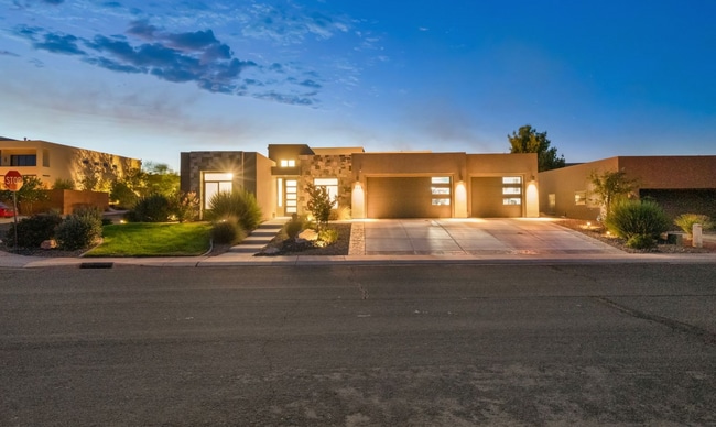 Building Photo - Luxurous 4 Bedroom Golf Course Home