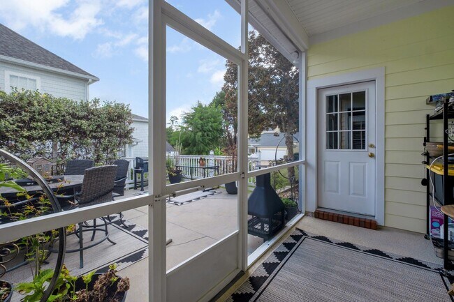 Building Photo - 2119 Fernleigh Dr