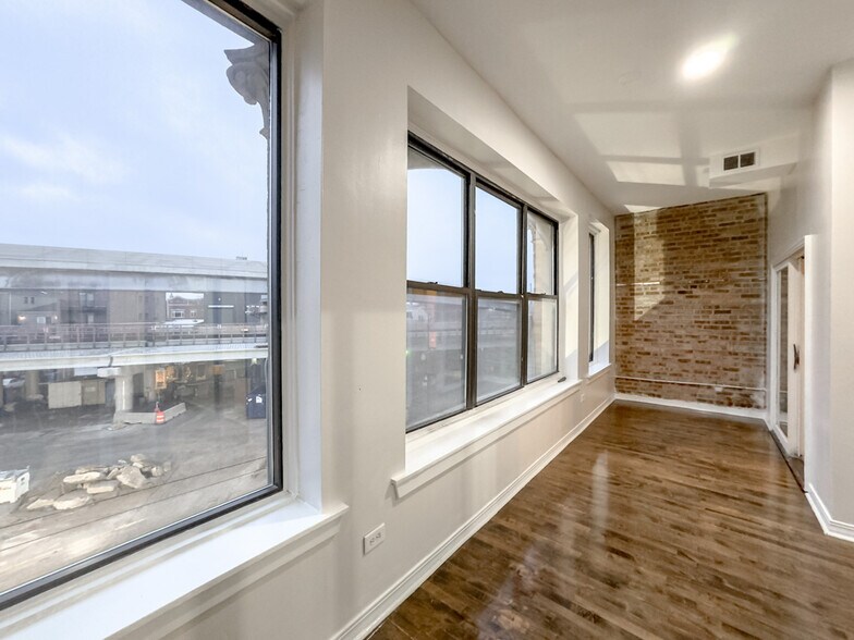 Building Photo - 3345 N Clark St