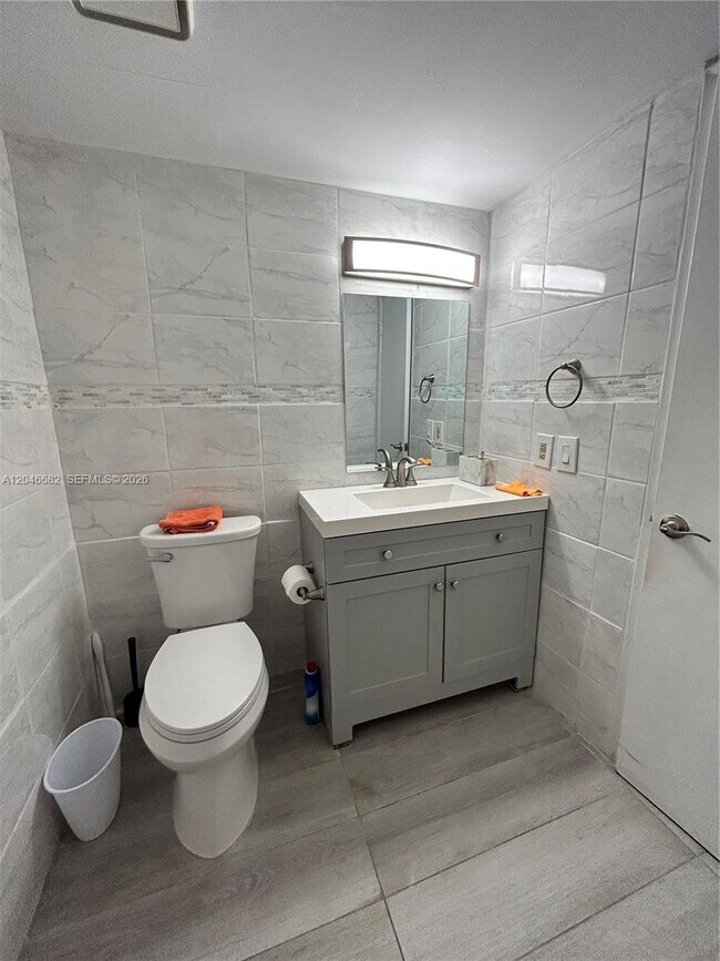 Building Photo - 9421 Fontainebleau Blvd