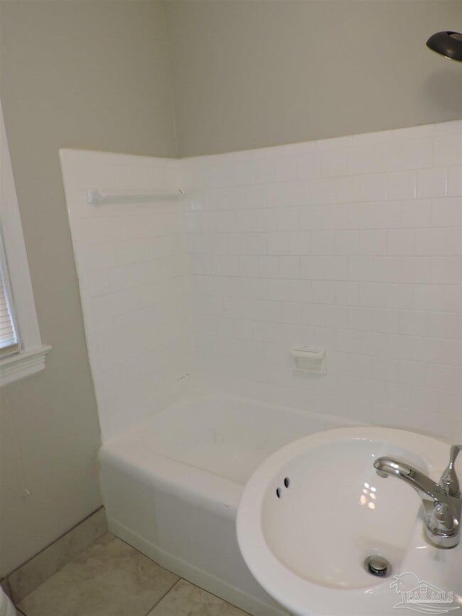 Building Photo - 220 E Highland Dr