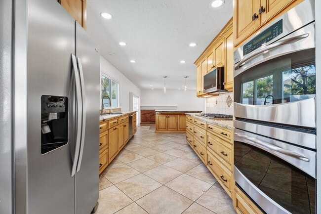 Building Photo - 8591 Naples Dr