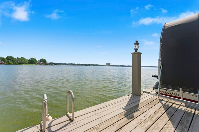 Building Photo - 1208 Lake View Dr