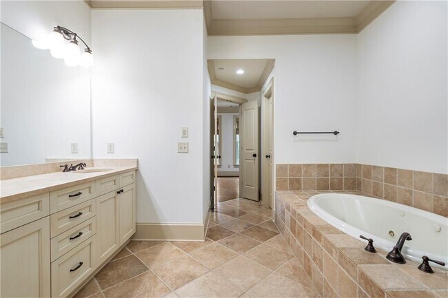 Building Photo - 58 Sheridan Dr NE