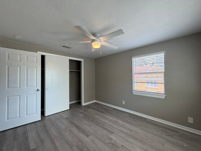 Building Photo - Apartment in Historical Tarpon Springs