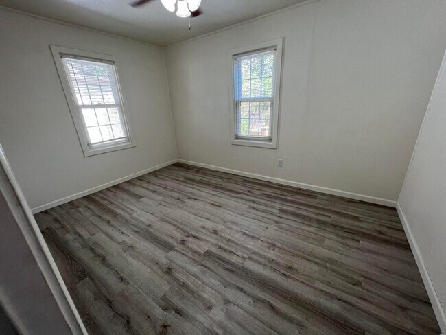 Building Photo - PRE-LEASING FOR FALL: Check out this Renov...