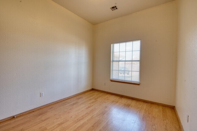 Building Photo - 1220 Eastridge Dr