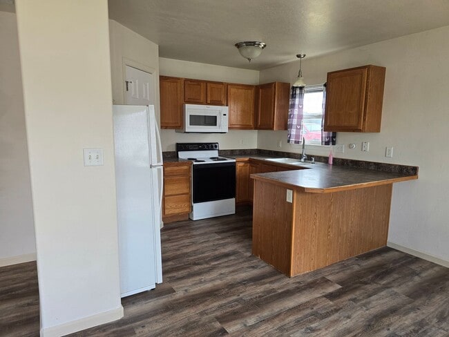 Building Photo - For Rent: 3 Bed, 2 Bath Home in Magic Vall...