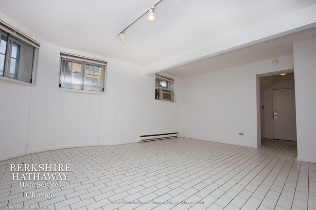 Building Photo - 3456 N Elaine Pl