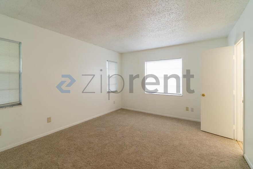 Building Photo - Unit