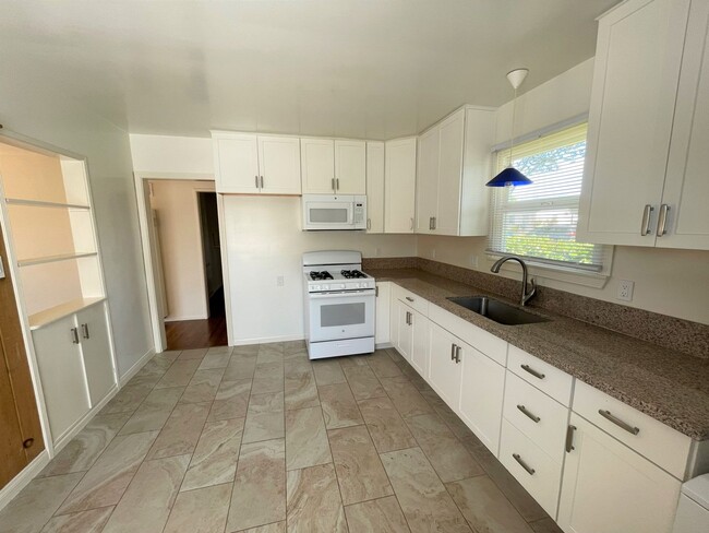 Building Photo - Upgraded Midtown Home with Beautiful Wood ...