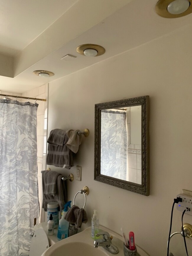 Building Photo - 14423 Sanderson Ave