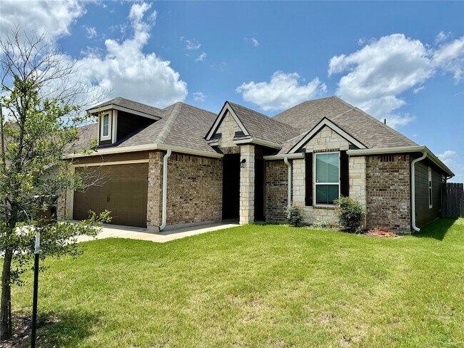 Building Photo - 808 Fallbrook Dr