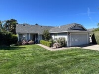 Building Photo - Charming 3 Bed, 2 Bath House - Close to Shopping, Schools, and Parks - New Paint - Updated Flooring!