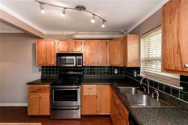 Building Photo - 1130 Riverbend Club Dr SE