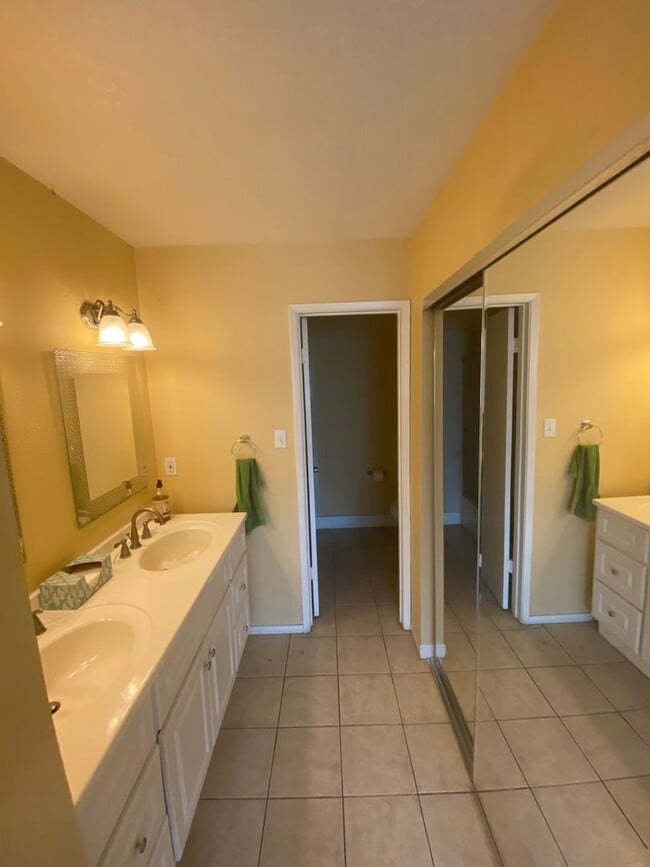 Building Photo - 2021 Sierra Rd