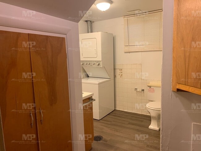 Building Photo - 638 1/2 S Meldrum St