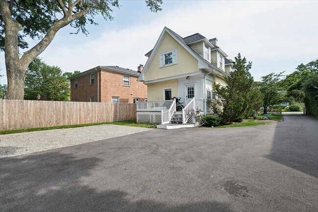 Building Photo - 692 Cherry Ave