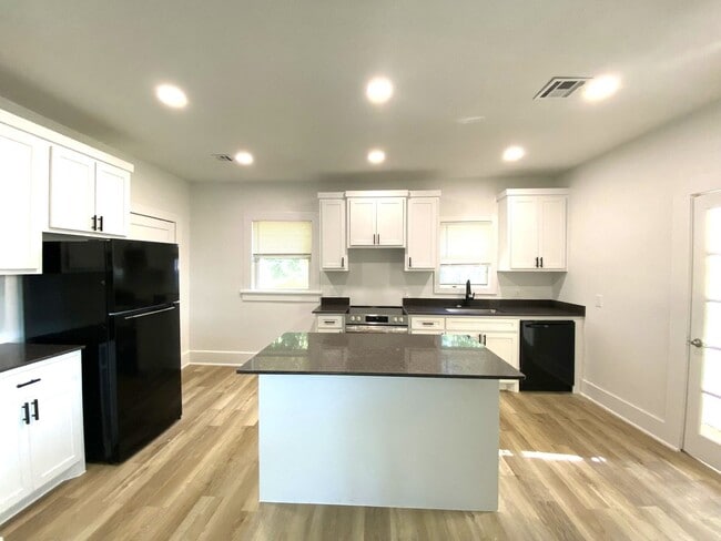 Building Photo - 2 BED 1 BATH CENTRAL PARK ADDITION NEAR PA...