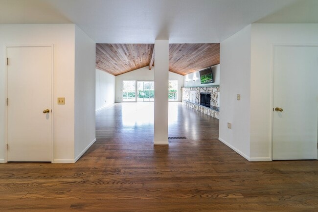 Building Photo - 4-Bedroom Luxury Home for Rent by Portland...