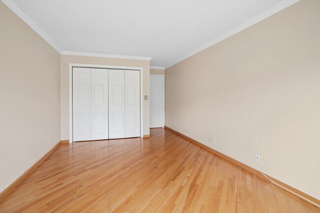 Building Photo - 400 Ascot Dr