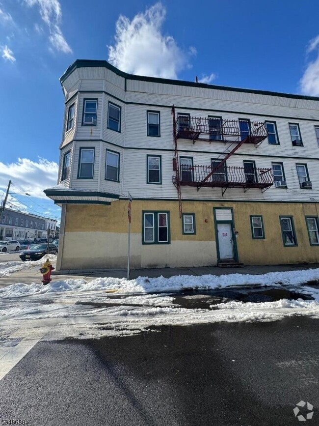 Building Photo - 106 Madison St