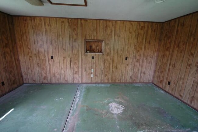 Building Photo - EAST SIDE CHARMER!